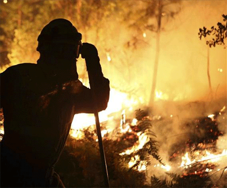 Miles de personas evacuadas por incendios forestales en Canadá